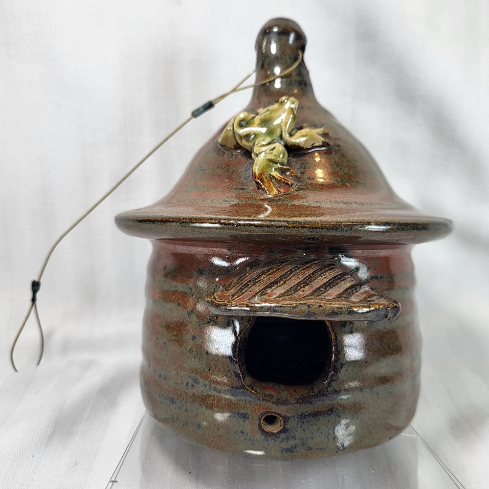 Ceramic Pottery BIRD HOUSE with Frog On Top Drainage Holes Heavy ~6" *Chipped*
